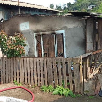 Uma casa foi consumida pelo fogo na manhã desta quinta-feira (8) em Veranópolis. A moradora, de 52 anos, foi encaminhada ao Hospital por inalar fumaça. Dois cachorros morreram<!-- NICAID(15200970) -->