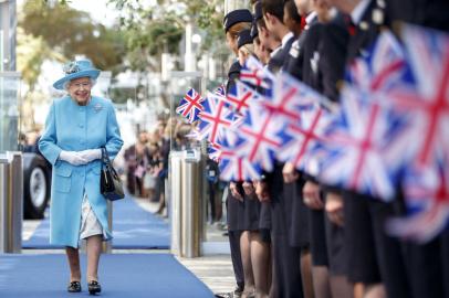 (FILES) In this file photo taken on May 23, 2019 Britains Queen Elizabeth II visits the headquarters of British Airways in Heathrow, west London on May 23, 2019, as British Airways mark their centenary year. - Queen Elizabeth II, the longest-serving monarch in British history and an icon instantly recognisable to billions of people around the world, has died aged 96, Buckingham Palace said on September 8, 2022.  Her eldest son, Charles, 73, succeeds as king immediately, according to centuries of protocol, beginning a new, less certain chapter for the royal family after the queens record-breaking 70-year reign. (Photo by Tolga Akmen / various sources / AFP)Editoria: HUMLocal: LondonIndexador: TOLGA AKMENSecao: imperial and royal mattersFonte: Tolga AkmenFotógrafo: STR<!-- NICAID(15200989) -->