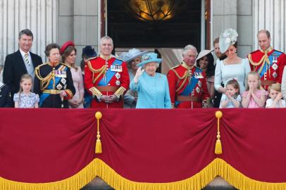 (FILES) In this file photo taken on June 9, 2018 Members of the Royal Family (L-R) Vice Admiral Timothy Laurence, Britains Princess Anne, Princess Royal, Britains Princess Beatrice of York, Britains Prince Andrew, Duke of York, Britains Camilla, Duchess of Cornwall, Britains Queen Elizabeth II, Britains Prince Charles, Prince of Wales, Britains Meghan, Duchess of Sussex, Britains Prince Harry, Duke of Sussex, Britains Catherine, Duchess of Cambridge (with Princess Charlotte and Prince George) and Britains Prince William, Duke of Cambridge, stand on the balcony of Buckingham Palace to watch a fly-past of aircraft by the Royal Air Force, in London. - Queen Elizabeth II, the longest-serving monarch in British history and an icon instantly recognisable to billions of people around the world, has died aged 96, Buckingham Palace said on September 8, 2022.  Her eldest son, Charles, 73, succeeds as king immediately, according to centuries of protocol, beginning a new, less certain chapter for the royal family after the queens record-breaking 70-year reign. (Photo by Daniel LEAL / AFP)Editoria: HUMLocal: LondonIndexador: DANIEL LEALSecao: imperial and royal mattersFonte: AFPFotógrafo: STF<!-- NICAID(15200987) -->