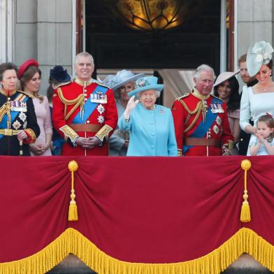 (FILES) In this file photo taken on June 9, 2018 Members of the Royal Family (L-R) Vice Admiral Timothy Laurence, Britains Princess Anne, Princess Royal, Britains Princess Beatrice of York, Britains Prince Andrew, Duke of York, Britains Camilla, Duchess of Cornwall, Britains Queen Elizabeth II, Britains Prince Charles, Prince of Wales, Britains Meghan, Duchess of Sussex, Britains Prince Harry, Duke of Sussex, Britains Catherine, Duchess of Cambridge (with Princess Charlotte and Prince George) and Britains Prince William, Duke of Cambridge, stand on the balcony of Buckingham Palace to watch a fly-past of aircraft by the Royal Air Force, in London. - Queen Elizabeth II, the longest-serving monarch in British history and an icon instantly recognisable to billions of people around the world, has died aged 96, Buckingham Palace said on September 8, 2022.  Her eldest son, Charles, 73, succeeds as king immediately, according to centuries of protocol, beginning a new, less certain chapter for the royal family after the queens record-breaking 70-year reign. (Photo by Daniel LEAL / AFP)Editoria: HUMLocal: LondonIndexador: DANIEL LEALSecao: imperial and royal mattersFonte: AFPFotógrafo: STF<!-- NICAID(15200987) -->