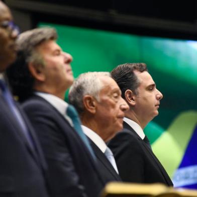 Ausências marcantes no desfile cívico-militar desta quarta-feira (7) em Brasília, os chefes dos Poderes estavam presentes em cerimônia promovida pelo Congresso Nacional nesta quinta (8) para homenagear os 200 anos da independência do Brasil. O presidente do Senado e do Congresso, Rodrigo Pacheco (D), não compareceu ao evento que levou milhares de pessoas à Esplanada dos Ministérios. O político disse que não gostaria de estar envolvido em eventual confusão entre os atos cívicos alusivos à Pátria e as manifestações estritamente políticas, que contaram com a presença de Bolsonaro em palanques montados em Brasília e no Rio de Janeiro. <!-- NICAID(15201015) -->