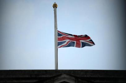 A union flag flies at at half mast atop Buckingham Palace in central London after it was announced that Queen Elizabeth II has died, in central London on September 8, 2022. - Queen Elizabeth II, the longest-serving monarch in British history and an icon instantly recognisable to billions of people around the world, has died aged 96, Buckingham Palace said on Thursday. (Photo by Daniel LEAL / AFP)Editoria: HUMLocal: LondonIndexador: DANIEL LEALSecao: imperial and royal mattersFonte: AFPFotógrafo: STF<!-- NICAID(15201027) -->