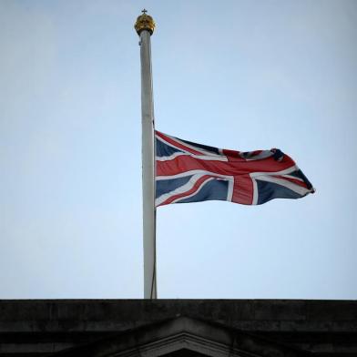 A union flag flies at at half mast atop Buckingham Palace in central London after it was announced that Queen Elizabeth II has died, in central London on September 8, 2022. - Queen Elizabeth II, the longest-serving monarch in British history and an icon instantly recognisable to billions of people around the world, has died aged 96, Buckingham Palace said on Thursday. (Photo by Daniel LEAL / AFP)Editoria: HUMLocal: LondonIndexador: DANIEL LEALSecao: imperial and royal mattersFonte: AFPFotógrafo: STF<!-- NICAID(15201027) -->