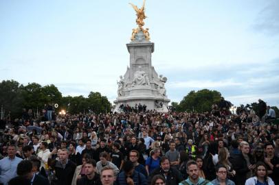 People gather outside Buckingham Palace in central London after it was announced that Queen Elizabeth II has died, in central London on September 8, 2022. - Queen Elizabeth II, the longest-serving monarch in British history and an icon instantly recognisable to billions of people around the world, has died aged 96, Buckingham Palace said on Thursday. (Photo by Daniel LEAL / AFP)Editoria: HUMLocal: LondonIndexador: DANIEL LEALSecao: imperial and royal mattersFonte: AFPFotógrafo: STF<!-- NICAID(15201310) -->