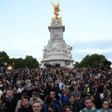 People gather outside Buckingham Palace in central London after it was announced that Queen Elizabeth II has died, in central London on September 8, 2022. - Queen Elizabeth II, the longest-serving monarch in British history and an icon instantly recognisable to billions of people around the world, has died aged 96, Buckingham Palace said on Thursday. (Photo by Daniel LEAL / AFP)Editoria: HUMLocal: LondonIndexador: DANIEL LEALSecao: imperial and royal mattersFonte: AFPFotógrafo: STF<!-- NICAID(15201310) -->