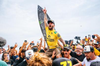 Rip Curl WSL FinalsSAN CLEMENTE, CALIFORNIA - SEPTEMBER 8: Filipe Toledo of Brazil after winning the World Title at the Rip Curl WSL Finals on September 8, 2022 at San Clemente, California. (Photo by Thiago Diz/World Surf League)Editoria: SLocal: San ClementeIndexador: Thiago DizSecao: SPOFonte: World Surf LeagueFotógrafo: Contributor<!-- NICAID(15201386) -->