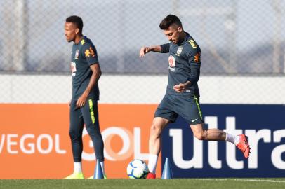 PORTUGAL, PORTO, 21/03/2019. Treino da Seleção Brasileira no CT do Porto. Na foto Alex Telle, ex-Juventude. (Lucas Figueiredo/CBF/Divulgação)Indexador: Lucas Figueiredo/CBF<!-- NICAID(14007875) -->