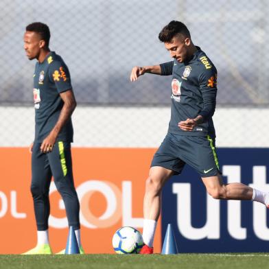 PORTUGAL, PORTO, 21/03/2019. Treino da Seleção Brasileira no CT do Porto. Na foto Alex Telle, ex-Juventude. (Lucas Figueiredo/CBF/Divulgação)Indexador: Lucas Figueiredo/CBF<!-- NICAID(14007875) -->