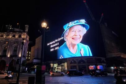 Telão em Piccadilly Circus homenageia a rainha Elizabeth II, morta aos 96 anos em 8/9.<!-- NICAID(15201609) -->