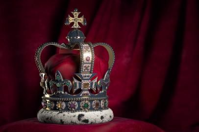 Coroa do Estado Imperial, pertencente à família real britânica. Ela abriga 2.868 diamantes, 269 pérolas, 17 safiras, 11 esmeraldas e quatro rubis.O acessório foi confeccionado para o rei George VI, pai de Elizabeth II.<!-- NICAID(15201980) -->