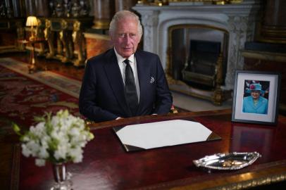 Britains King Charles III makes a televised address to the Nation and the Commonwealth from the Blue Drawing Room at Buckingham Palace in London on September 9, 2022, a day after Queen Elizabeth II died at the age of 96. - Queen Elizabeth II, the longest-serving monarch in British history and an icon instantly recognisable to billions of people around the world, died at her Scottish Highland retreat on September 8. (Photo by Yui Mok / POOL / AFP)Editoria: HUMLocal: LondonIndexador: YUI MOKSecao: imperial and royal mattersFonte: POOLFotógrafo: STF<!-- NICAID(15202121) -->