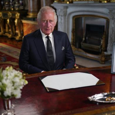 Britains King Charles III makes a televised address to the Nation and the Commonwealth from the Blue Drawing Room at Buckingham Palace in London on September 9, 2022, a day after Queen Elizabeth II died at the age of 96. - Queen Elizabeth II, the longest-serving monarch in British history and an icon instantly recognisable to billions of people around the world, died at her Scottish Highland retreat on September 8. (Photo by Yui Mok / POOL / AFP)Editoria: HUMLocal: LondonIndexador: YUI MOKSecao: imperial and royal mattersFonte: POOLFotógrafo: STF<!-- NICAID(15202121) -->