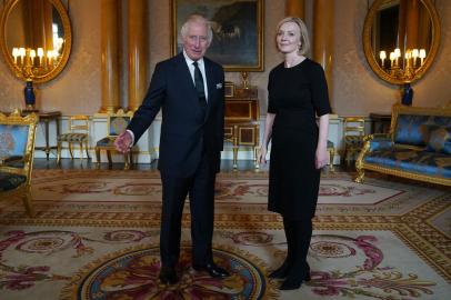 Britains King Charles III (L) speaks with Britains Prime Minister Liz Truss (R)during their first meeting at Buckingham Palace in London on September 9, 2022. - Queen Elizabeth II, the longest-serving monarch in British history and an icon instantly recognisable to billions of people around the world, died at her Scottish Highland retreat on September 8. (Photo by Yui Mok / POOL / AFP)Editoria: HUMLocal: LondonIndexador: YUI MOKSecao: imperial and royal mattersFonte: POOLFotógrafo: STF<!-- NICAID(15202306) -->