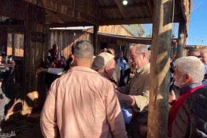 ***FOTO EM BAIXA***Candidato do PDT à Presidência da República, Ciro Gomes, visita piquetes no Acampamento Farroupilha, em Porto Alegre<!-- NICAID(15202878) -->