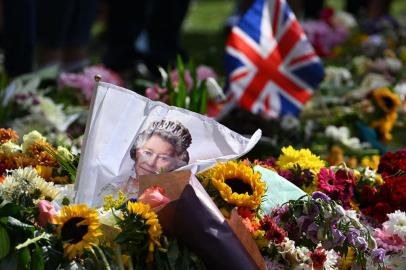 Floral tributes are pictured in Green Park, near Buckingham Palace, in London on September 11, 2022. - Charles III was formally proclaimed Britains new king by the Accession Council on Saturday in a history-laden ceremony following the death of his mother Queen Elizabeth II. (Photo by SEBASTIEN BOZON / AFP)<!-- NICAID(15202922) -->