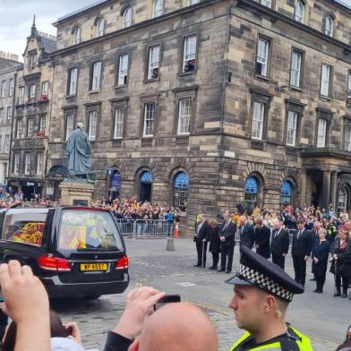 Cortejo do corpo de Elizabeth II em Edimburgo, na Escócia.<!-- NICAID(15202933) -->