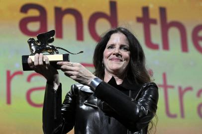 US director Laura Poitras acknowledges receiving the Golden Lion for Best Film for All the Beauty and the Bloodshed on September 10, 2022 during the closing ceremony of the 79th Venice International Film Festival at Lido di Venezia in Venice, Italy. (Photo by Tiziana FABI / AFP)Editoria: ACELocal: VeniceIndexador: TIZIANA FABISecao: cinema industryFonte: AFPFotógrafo: STF<!-- NICAID(15203105) -->