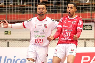 Uma vitória e tanto! O Atlântico venceu o primeiro dos dois jogos que fará diante do Santo André Intelli, pelas oitavas de final da Liga Nacional de Futsal (LNF). Neste domingo, 11, diante de um ginásio lotado e com grande festa do torcedor, a equipe fez 4 a 2 de virada diante dos paulistas.Indexador: EDSON CASTRO<!-- NICAID(15203145) -->