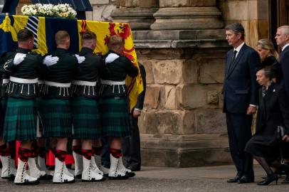 Vice Admiral Timothy Laurence (4R), Britains Sophie, Countess of Wessex (2R) and Britains Prince Andrew, Duke of York (R) stands as Britains Princess Anne, the Princess Royal curtseys to the coffin of Queen Elizabeth II, draped with the Royal Standard of Scotland, as it is carried in to the Palace of Holyroodhouse, in Edinburgh on September 11, 2022. - The coffin carrying the body of Queen Elizabeth II left her beloved Balmoral Castle on Sunday, beginning a six-hour journey to the Scottish capital of Edinburgh. (Photo by Aaron Chown / POOL / AFP)<!-- NICAID(15203166) -->