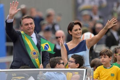 Brazilian President Jair Bolsonaro (L) and First Lady Michelle Bolsonaro wave during a military parade to mark Brazils 200th anniversary of independence in Brasilia, on September 7, 2022. (Photo by EVARISTO SA / AFP)Editoria: SCILocal: BrasíliaIndexador: EVARISTO SASecao: human scienceFonte: AFPFotógrafo: STF<!-- NICAID(15199033) -->