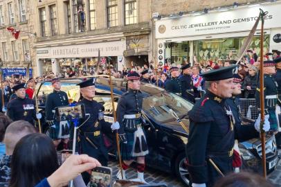 EDIMBURGO - Cortejo fúnebre com corpo da rainha Elizabeth II passa pela principal rua da cidade na Escócia.<!-- NICAID(15203749) -->