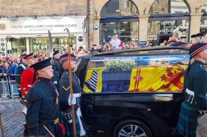 EDIMBURGO - Cortejo fúnebre com corpo da rainha Elizabeth II passa pela principal rua da cidade na Escócia.<!-- NICAID(15203747) -->