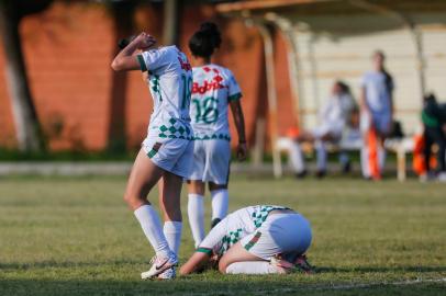 As gurias do Brasil de Farroupilha acabaram a tarde deste domingo (11) eliminadas do Gauchão Feminino. Recebendo o Oriente, no estádio das Castanheiras, elas precisavam da vitória para conquistar a classificação. Até saíram na frente, mas deixaram o rival igualar o placar em 3 a 3 e acabaram dando adeus ao Estadual.<!-- NICAID(15204007) -->