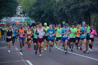 A Meia Maratona de Caxias do Sul Unimed Nordeste-RS foi realizada, em sua sétima edição, no domingo (11/09). Com realização da Prefeitura, por meio da Secretaria do Esporte e Lazer (Smel) e do Clube de Corredores, a competição reuniu cerca de 1,2 mil participantes de 42 municípios, de cinco estados. <!-- NICAID(15204016) -->