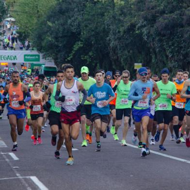 A Meia Maratona de Caxias do Sul Unimed Nordeste-RS foi realizada, em sua sétima edição, no domingo (11/09). Com realização da Prefeitura, por meio da Secretaria do Esporte e Lazer (Smel) e do Clube de Corredores, a competição reuniu cerca de 1,2 mil participantes de 42 municípios, de cinco estados. <!-- NICAID(15204016) -->