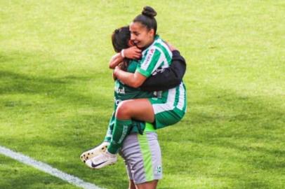 As gurias do Juventude seguem sem saber o que é perder no Gauchão Feminino. Na tarde deste domingo (11), foram até o Sesc Protásio Alves, em Porto Alegre, e golearam o Vidal Pro por 13 a 0. Com isso, encerraram a primeira fase do Estadual de maneira invicta e na liderança do Grupo B.<!-- NICAID(15204023) -->