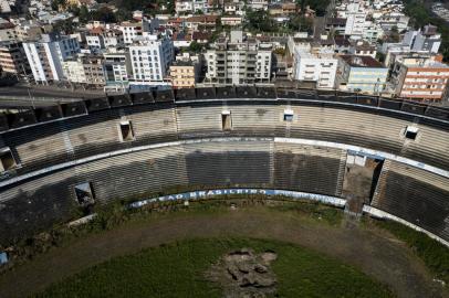 Porto Alegre, RS, Brasil - O Estádio Olímpico Monumental é um estádio brasileiro de futebol situado na cidade de Porto Alegre, Rio Grande do Sul, de propriedade do Grêmio Foot-Ball Porto Alegrense. Foi inaugurado no dia 19 de setembro de 1954, com um torneio. Encontra-se desativado desde a conclusão da Arena do Grêmio.Os planos são pela sua demolição para dar lugar a um condomínio de edifícios, em data ainda não prevista, a depender da resolução de impasses entre o clube e a Construtora OAS, uma vez que o Estádio Olímpico foi utilizado como parte do pagamento da nova casa gremista, cujos valores, financiamento e gestão ainda não foram definidos.Projetado pelo arquiteto Plínio Oliveira Almeida,vencedor do concurso realizado em 1950 para esse fim, foi considerado na época de sua construção o maior estádio particular do mundo.<!-- NICAID(15186128) -->