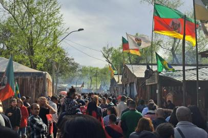 Grande público compareceu neste domingo (11) ao acampamento farroupilha no Parque Maurício Sirosky Sobrinho<!-- NICAID(15203149) -->