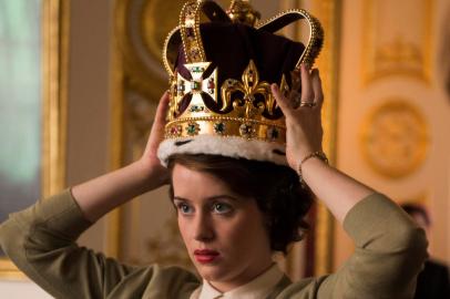 Claire Foy como a jovem Elizabeth II na série histórica da Netflix The Crown.<!-- NICAID(12551985) -->