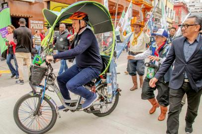 Candidato do PP, Luis Carlos Heinze faz caminhada no Centro Histórico de Porto Alegre. Heinze andou em bicicleta de apoiador na Rua Voluntários da Pátria.<!-- NICAID(15205054) -->