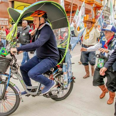 Candidato do PP, Luis Carlos Heinze faz caminhada no Centro Histórico de Porto Alegre. Heinze andou em bicicleta de apoiador na Rua Voluntários da Pátria.<!-- NICAID(15205054) -->