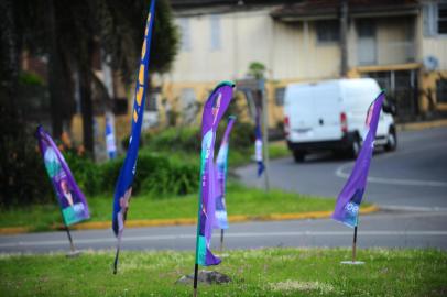 ExhibitionCAXIAS DO SUL, RS, BRASIL, 13/09/2022. Wind banner, uma espécie de totem que está fazendo sucesso entre os candidatos neste ano. Na foto, propagandas instaladas na rótula da Mosteiro, entroncamento da rua Ludovico Cavinato com Avenida Rubem Bento Alves. (Porthus Junior/Agência RBS)<!-- NICAID(15205039) -->