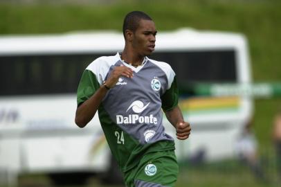 Treino do Juventude no CFA. Na foto, o zagueiro Naldo.<!-- NICAID(992034) -->