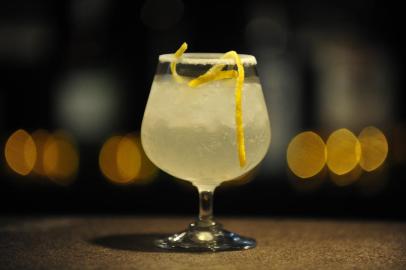 PORTO ALEGRE, RS, BRASIL, 24-02-2015: Receita do drink White Scarface. Pauta sobre drinks com Gin no Capone Drinkeria, para o caderno Gastrô por Destemperados (FOTO FÉLIX ZUCCO/AGÊNCIA RBS, Editoria Destemperados).<!-- NICAID(11220508) -->