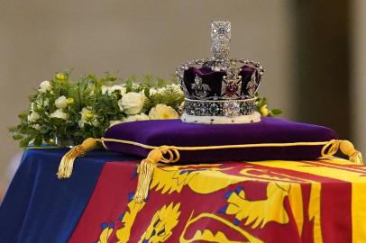 The coffin of Queen Elizabeth II, draped in a Royal Standard and adorned with the Imperial State Crown, is pictured inside Westminster Hall, at the Palace of Westminster, where it will Lie in State, in London on September 14, 2022. - Queen Elizabeth II will lie in state in Westminster Hall inside the Palace of Westminster, from Wednesday until a few hours before her funeral on Monday, with huge queues expected to file past her coffin to pay their respects. (Photo by Jacob King / POOL / AFP)Editoria: HUMLocal: LondonIndexador: JACOB KINGSecao: imperial and royal mattersFonte: POOLFotógrafo: STR<!-- NICAID(15205881) -->