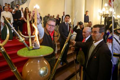 A Chama Crioula foi acesa pelo governador Ranolfo Vieira Júnior, na manhã desta quarta-feira (14/9), no Palácio Piratini. O ato é considerado o início das atividades da Semana Farroupilha no Rio Grande do Sul. Durante a cerimônia, o patrono dos festejos Farroupilhas, Adair de Freitas, entregou a centelha para o governador, que ateou o candeeiro crioulo. A chama foi gerada em agosto deste ano, em Canguçu, e transportada por cavaleiros que percorreram as 30 regiões tradicionalistas do Estado até a capital.<!-- NICAID(15206100) -->