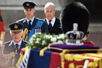 Britains King Charles III (L) and Britains Catherine, Princess of Wales walk behind the coffin of Queen Elizabeth II, adorned with a Royal Standard and the Imperial State Crown and pulled by a Gun Carriage of The Kings Troop Royal Horse Artillery, during a procession from Buckingham Palace to the Palace of Westminster, in London on September 14, 2022. - Queen Elizabeth II will lie in state in Westminster Hall inside the Palace of Westminster, from Wednesday until a few hours before her funeral on Monday, with huge queues expected to file past her coffin to pay their respects. (Photo by Marco BERTORELLO / AFP)Editoria: HUMLocal: LondonIndexador: MARCO BERTORELLOSecao: imperial and royal mattersFonte: AFPFotógrafo: STF<!-- NICAID(15206132) -->