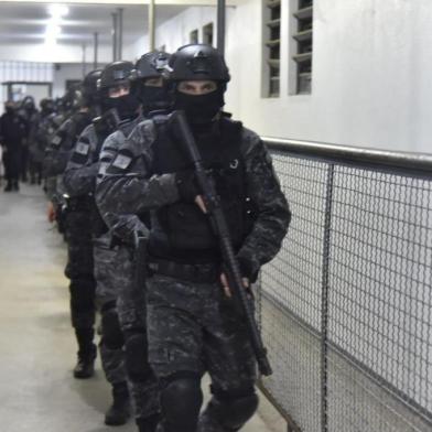 *A PEDIDO DE STEFANO* *EM BAIXA* Operação transfere 13 líderes de facções do RS para presídios federais fora do Estado. Detentos saíram da Pasc, em Charqueadas, para o aeroporto Salgado Filho, em Porto Alegre. Foto: Rodrigo Ziebell / Palácio Piratini<!-- NICAID(15206703) -->