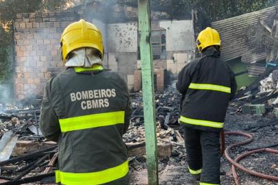 ARROIO DOS RATOS - Incêndio mata cinco pessoas da mesma família<!-- NICAID(15207017) -->