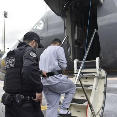 Treze presos são transferidos do RS para penitenciárias federais. Apenados embarcaram em avião da Polícia Federal no Aeroporto Salgado Filho.<!-- NICAID(15207338) -->