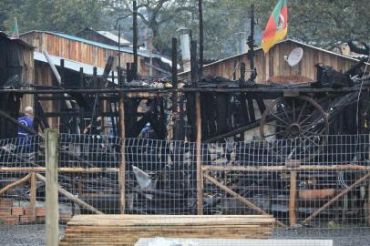 Porto Alegre, RS, Brsail, 15/09/2022 - Incêndio destrói dois piquetes no Acampamento Farroupilha. - Foto: Ronaldo Bernardi/Agência RBS<!-- NICAID(15206837) -->