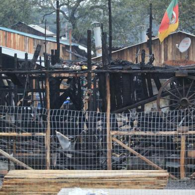 Porto Alegre, RS, Brsail, 15/09/2022 - Incêndio destrói dois piquetes no Acampamento Farroupilha. - Foto: Ronaldo Bernardi/Agência RBS<!-- NICAID(15206837) -->