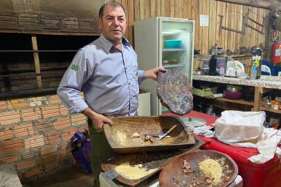 Reportagem de GZH conta como é a madrugada no Acampamento Farroupilha. Na foto: José Pinheiro, patrão do Piquete Amigos do Cavalo Branco <!-- NICAID(15207948) -->