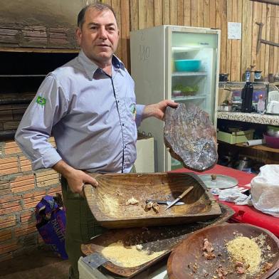 Reportagem de GZH conta como é a madrugada no Acampamento Farroupilha. Na foto: José Pinheiro, patrão do Piquete Amigos do Cavalo Branco <!-- NICAID(15207948) -->