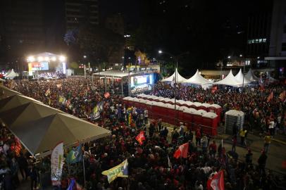 PORTO ALEGRE, RS - 16/09/2022 - Luis Inácio Lula da Silva participa de comício no Largo Glênio Peres. Candidato à presidência nas eleições de 2022, ex-presidente segue agenda de campanha em Porto Alegre. FOTO: André Ávila / Agência RBS.<!-- NICAID(15208803) -->