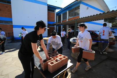 POPRTO ALEGRE,RS,BRASIL.2022,09,17.O Instituto Cyrela reuniu colaboradores e convidasos para o Dia da Ação para reforma da Escola EEEF Eng Adolfo Ahron no Bairro Rubem Berta, na zona norte da capital.Ação fazparte dos 60 anos de Cyrela Goldstein.(RONALDOI BERNARDI/AGENCIA RBS).<!-- NICAID(15209282) -->